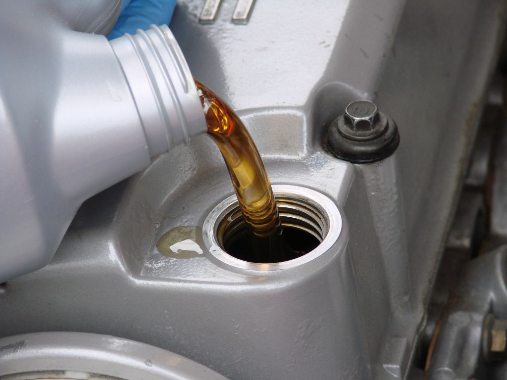 oil maint reqd toyota avensis #4