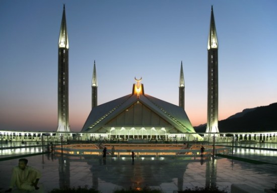 World’s Largest Mosques Shah Feisal mosque 550x384 Top 10 Largest Things