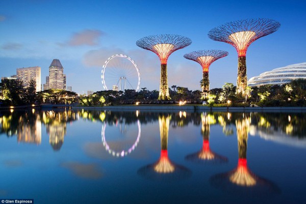 Singapore Gardens by the Bay Supertrees 03 600x401 The Mechanical Forests