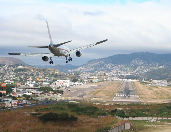 4. Toncontin International Airport 600x462 Top 10 Dangerous Airports Of The World