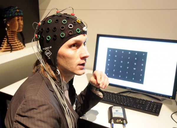 9. Brain Computer Interface 600x433 Top 10 New Medical Technologies That Make You Live Longer