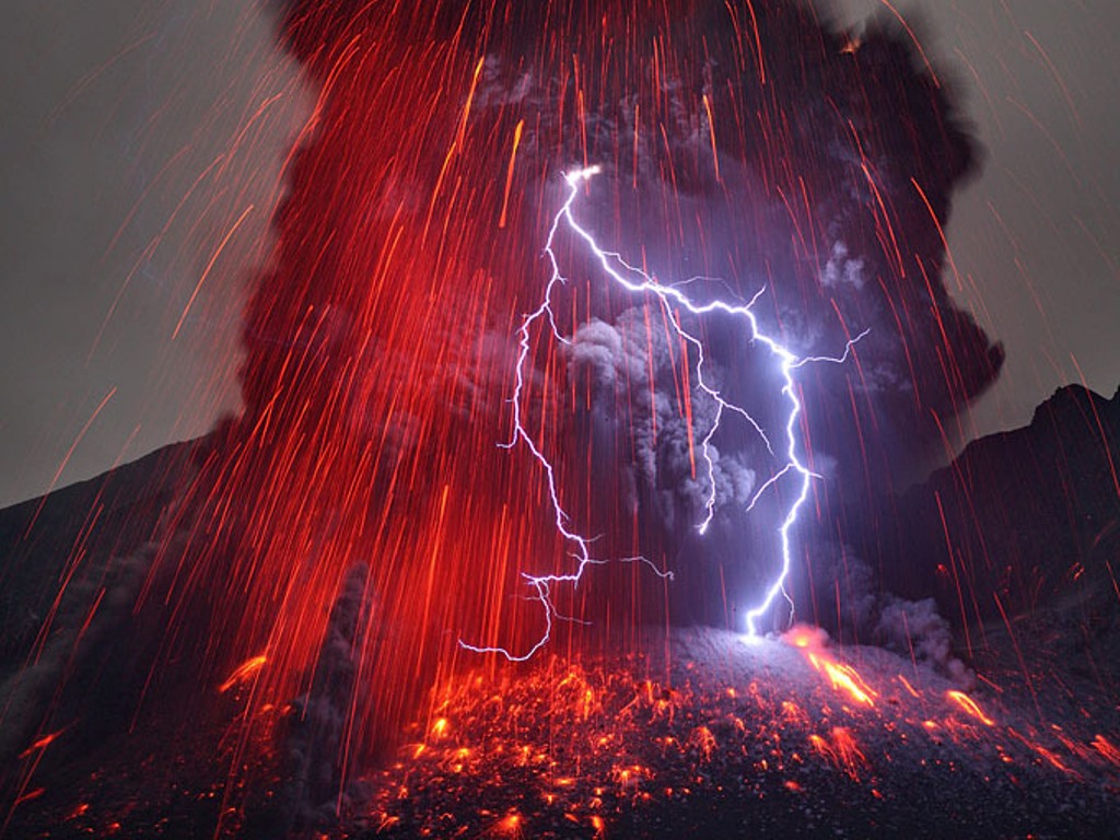 Volcanic lightning Nature is Incredibly Beautiful; Look at These 20 Mind Blowing Natural Weather Phenomena