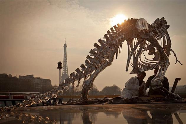 Life-Size-Chrome-T-Rex-Sculpture-in-Paris-4