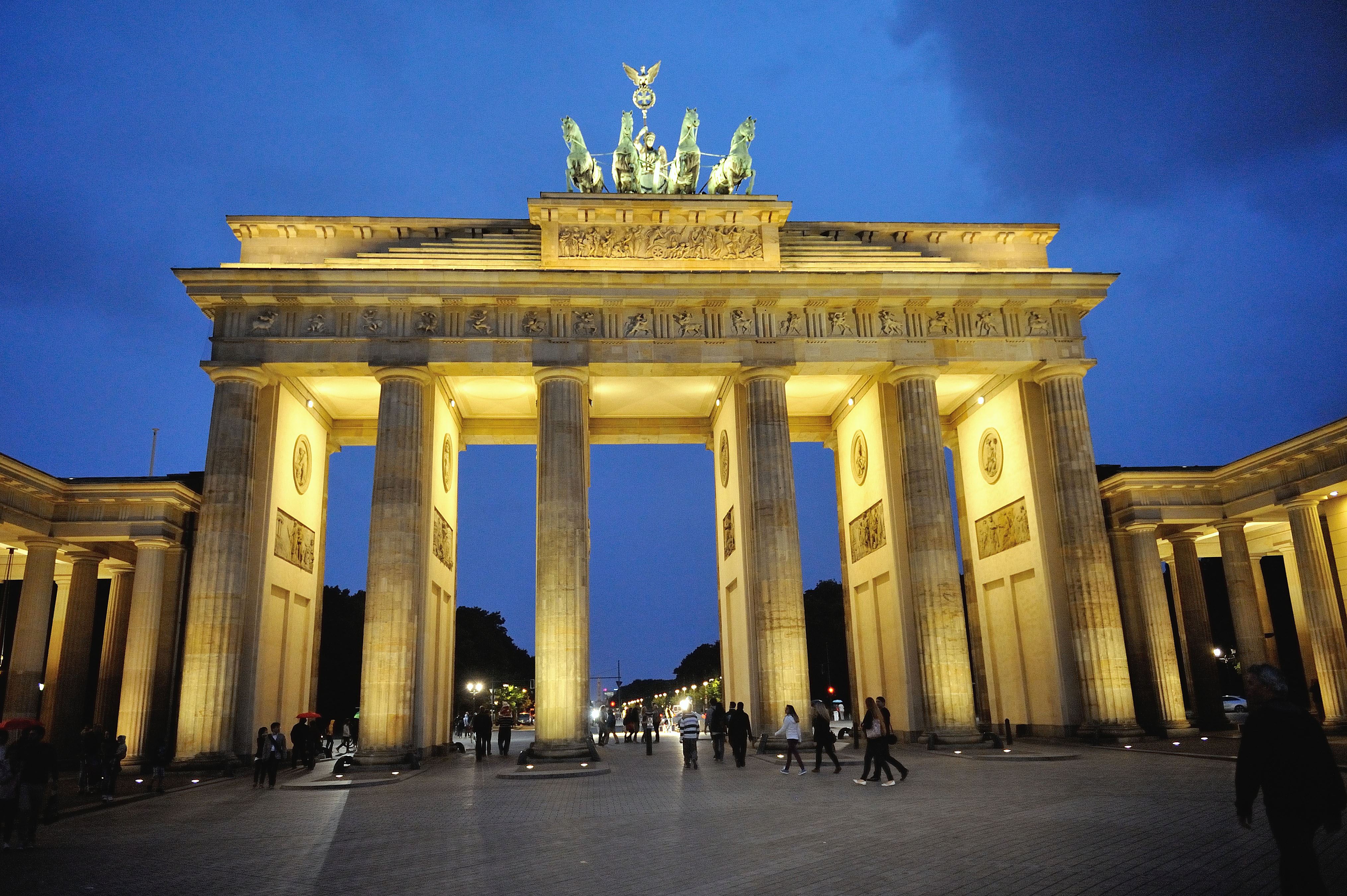 Most famous. Бранденбургские ворота Архитектор. Бранденбургские ворота панорама. Famous landmarks. Most famous landmarks.